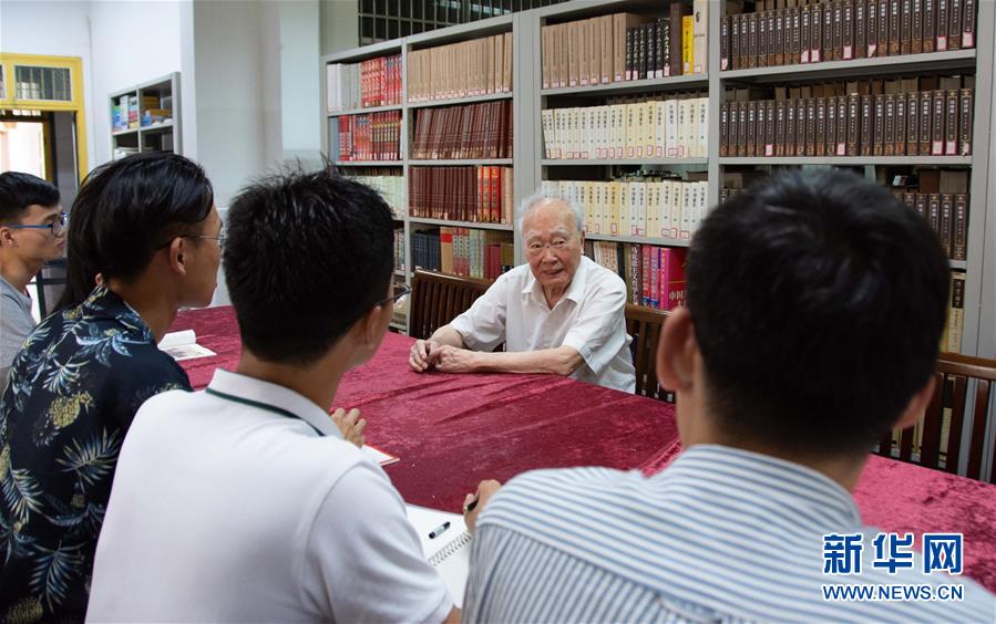 （新華全媒頭條&middot;圖文互動）（4）滄海橫流 信仰彌堅(jiān)&mdash;&mdash;記共產(chǎn)黨員、湘潭大學(xué)九旬教授滄南