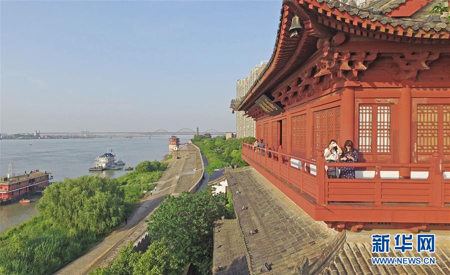 （在習(xí)近平新時代中國特色社會主義思想指引下&mdash;&mdash;新時代新作為新篇章&middot;總書記關(guān)切高質(zhì)量發(fā)展&middot;圖文互動）（2）在藍(lán)天白云下&mdash;&mdash;污染防治攻堅(jiān)戰(zhàn)持續(xù)推進(jìn)