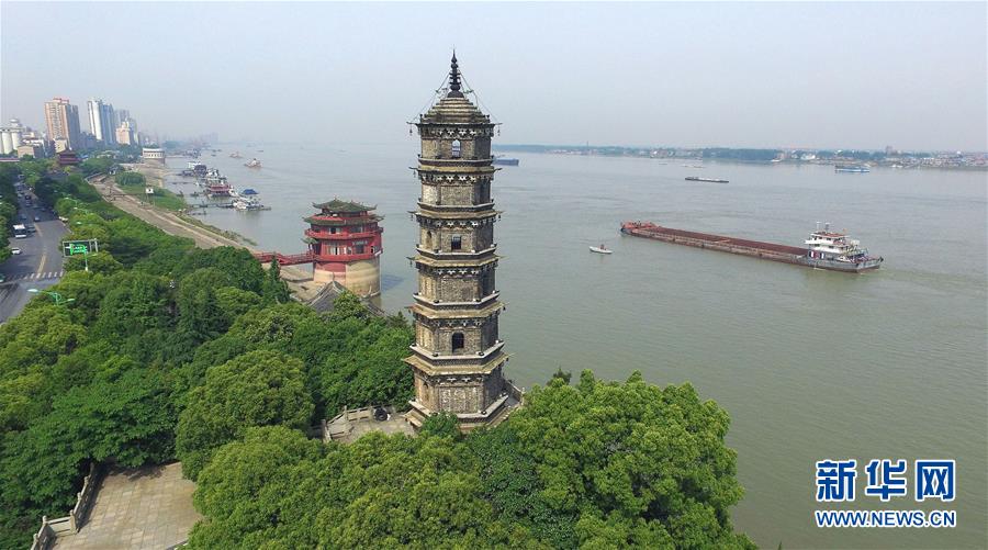 （在習(xí)近平新時代中國特色社會主義思想指引下&mdash;&mdash;新時代新作為新篇章&middot;總書記關(guān)切高質(zhì)量發(fā)展&middot;圖文互動）（3）在藍(lán)天白云下&mdash;&mdash;污染防治攻堅(jiān)戰(zhàn)持續(xù)推進(jìn)