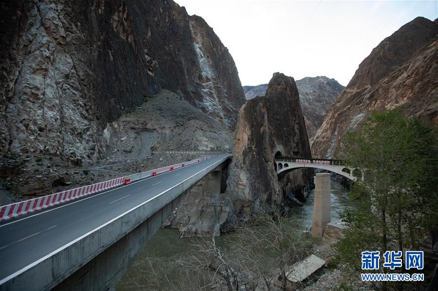 （新華全媒頭條&middot;圖文互動(dòng)）（8）格?；ㄩ_滿天路&mdash;&mdash;寫在川藏公路通車65周年之際