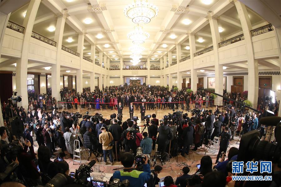 （兩會(huì)&middot;面對面）（12）全國人大代表接受采訪