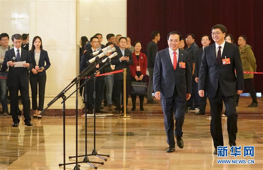 （兩會(huì)&middot;面對(duì)面）（13）全國人大代表接受采訪