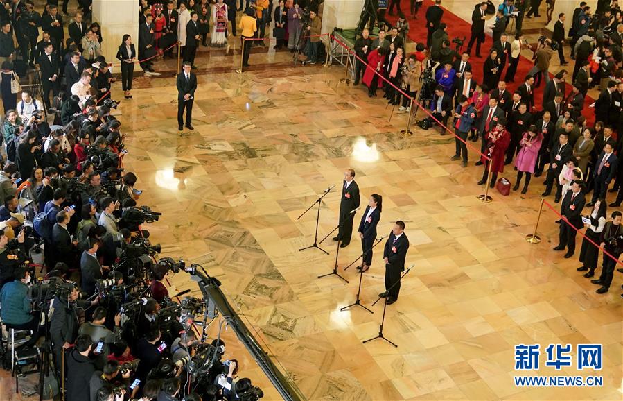 （兩會(huì)&middot;面對(duì)面）（15）全國人大代表接受采訪