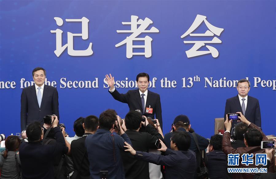 （兩會&middot;XHDW）（2）商務(wù)部部長鐘山等就&ldquo;促進形成強大國內(nèi)市場 推動全方位對外開放&rdquo;答記者問