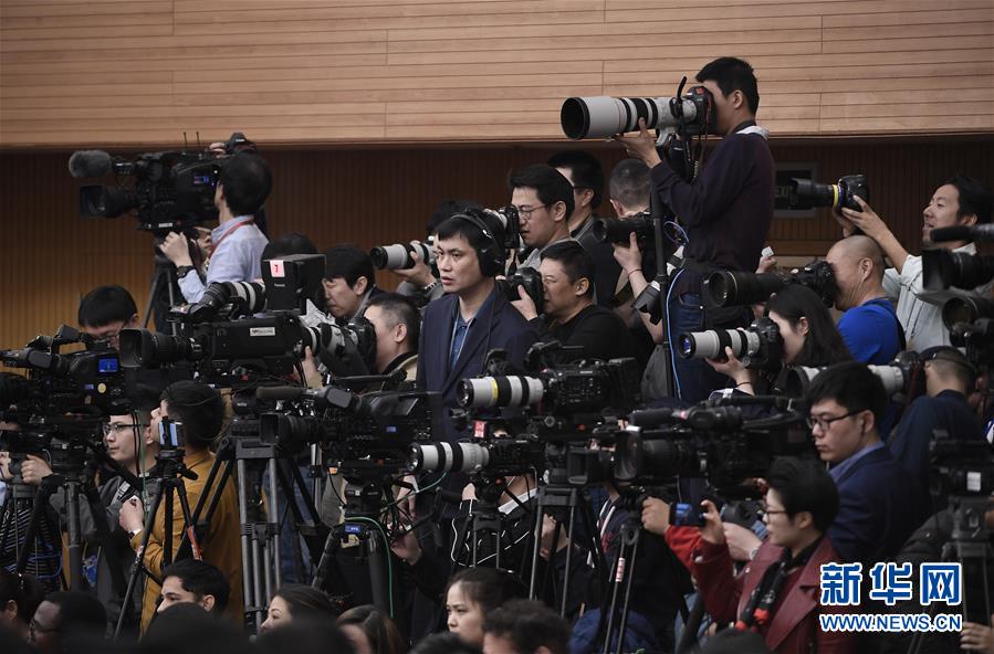 （兩會(huì)&middot;XHDW）（9）商務(wù)部部長鐘山等就&ldquo;促進(jìn)形成強(qiáng)大國內(nèi)市場 推動(dòng)全方位對(duì)外開放&rdquo;答記者問