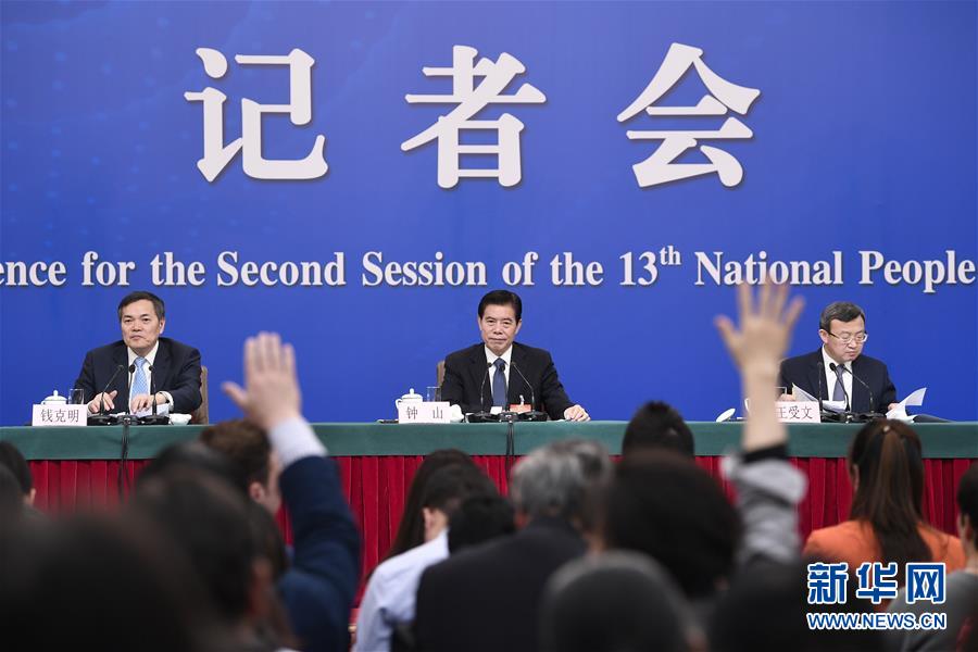 （兩會(huì)&middot;XHDW）（11）商務(wù)部部長(zhǎng)鐘山等就&ldquo;促進(jìn)形成強(qiáng)大國(guó)內(nèi)市場(chǎng) 推動(dòng)全方位對(duì)外開(kāi)放&rdquo;答記者問(wèn)