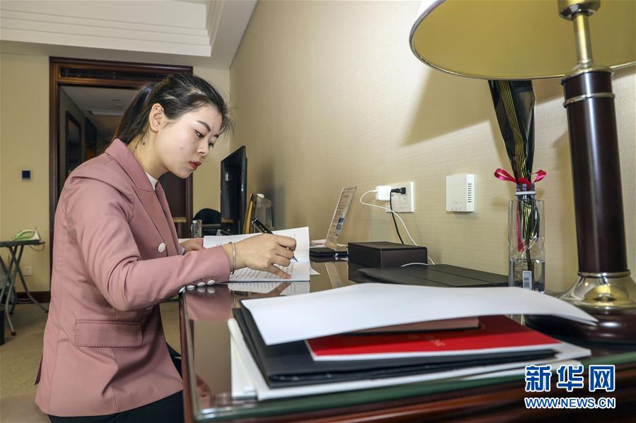 （新華全媒頭條&middot;兩會特別報(bào)道&middot;圖文互動）（12）向著夢想的接力&mdash;&mdash;&ldquo;90歲&rdquo;與&ldquo;95后&rdquo;代表的&ldquo;對話&rdquo;