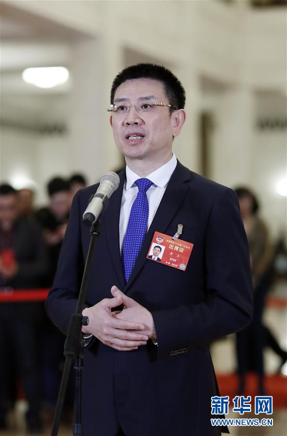 （兩會(huì)&middot;面對(duì)面&middot;XHDW）（3）全國(guó)政協(xié)委員接受采訪