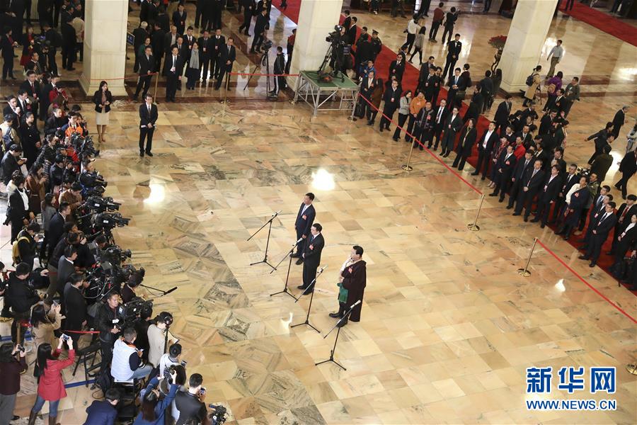 （兩會(huì)&middot;面對(duì)面&middot;XHDW）（16）全國(guó)人大代表接受采訪