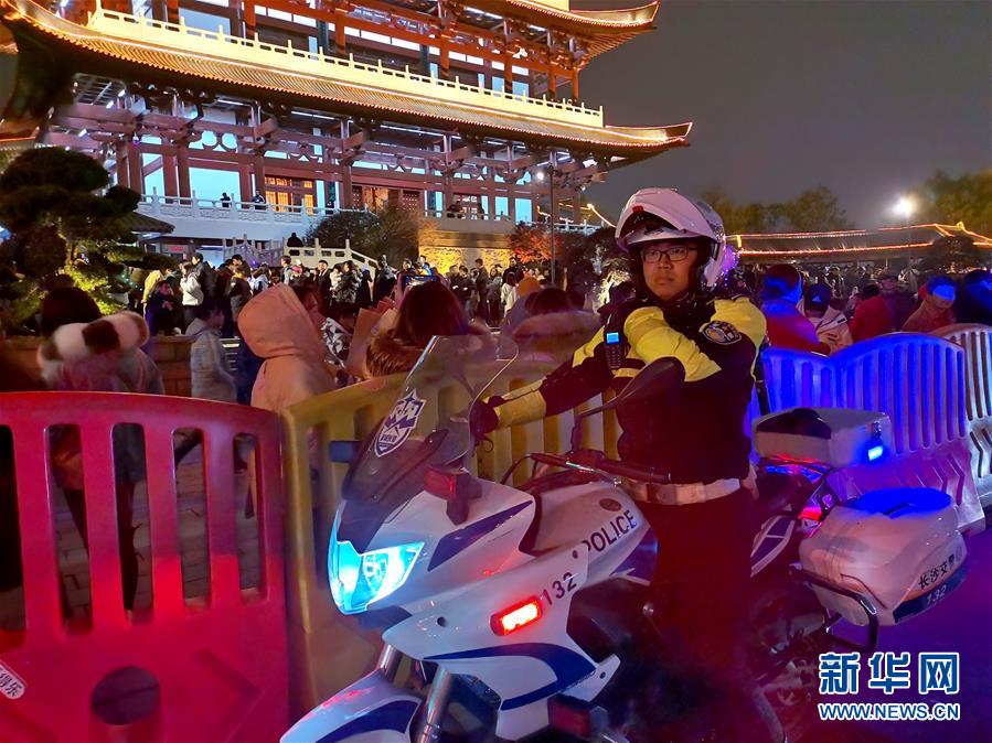 （圖文互動(dòng)）（6）不一樣的煙火&mdash;&mdash;城市基層工作者的新年第一天