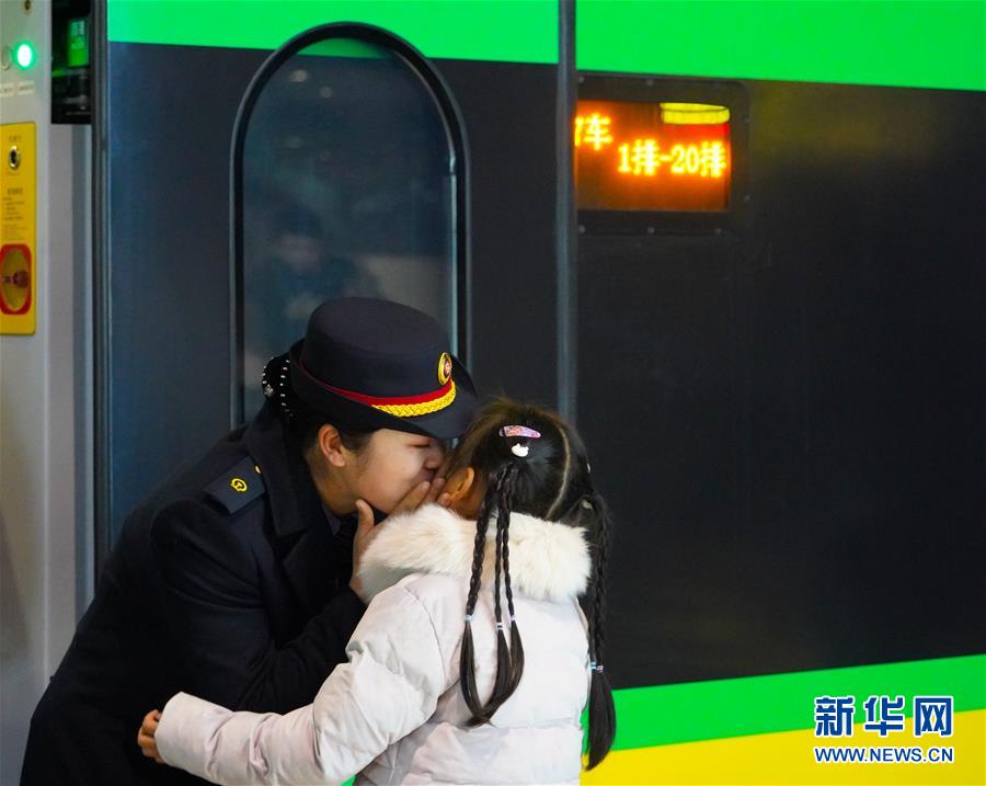 （新春走基層&middot;圖文互動）（3）站臺上的&ldquo;兩塊表&rdquo;