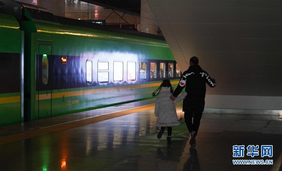 （新春走基層&middot;圖文互動）（9）站臺上的&ldquo;兩塊表&rdquo;