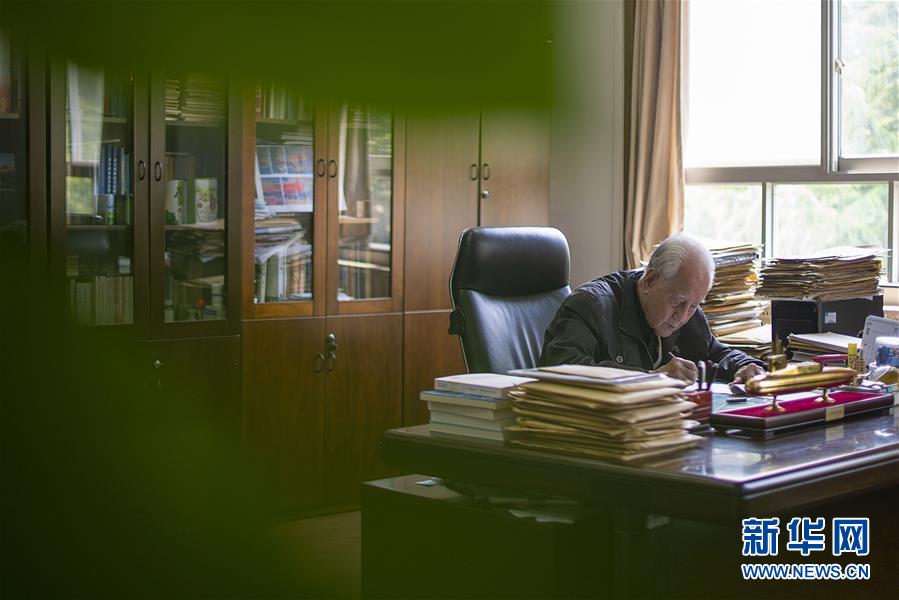 （今日關(guān)注&middot;科技獎(jiǎng)勵(lì)大會(huì)&middot;圖文互動(dòng)）（5）此生屬于祖國，此生無怨無悔&mdash;&mdash;隱身30年的中國核潛艇先驅(qū)黃旭華