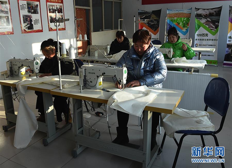 (新春走基層·圖文互動(dòng))(1)脫貧戶(hù)“虎妞”的“福袋”