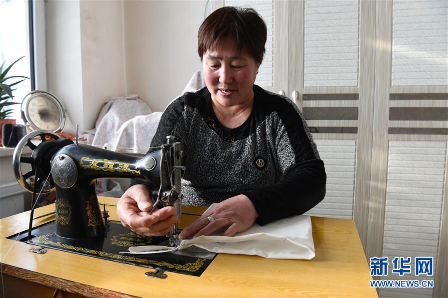 (新春走基層·圖文互動(dòng))(2)脫貧戶(hù)“虎妞”的“福袋”