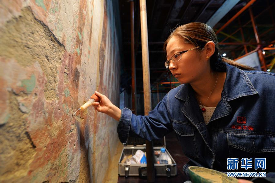 （時(shí)代先鋒&middot;圖文互動(dòng)）（8）此生不悔入沙海 勇?lián)厝问家?jiàn)金&mdash;&mdash;敦煌研究院文物保護(hù)利用群體群像