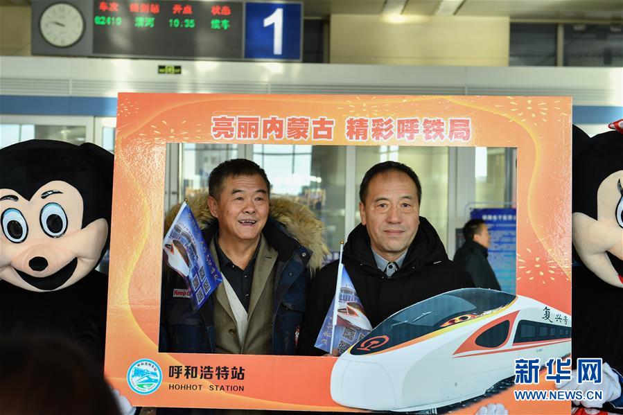 (新華全媒頭條·圖文互動(dòng))(1)草原高鐵乘風(fēng)來(lái) 北疆唱響新“贊歌”