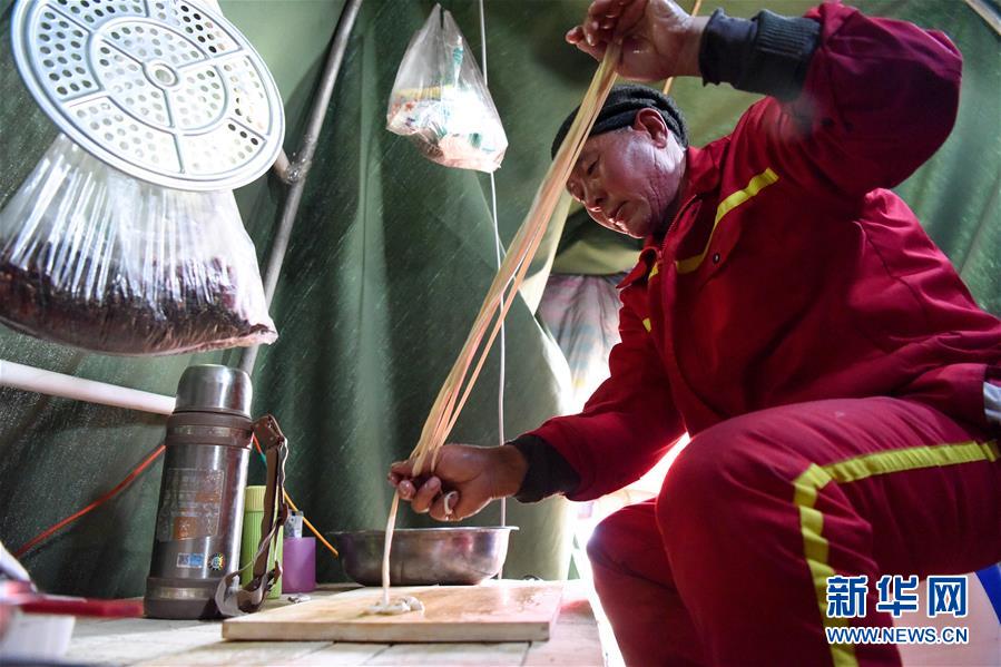 （新春走基層&middot;圖文互動）（7）大漠中，一頂帳篷守歲五年