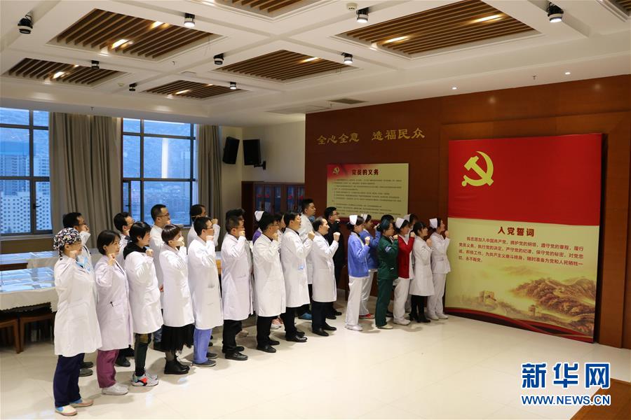 （新華全媒頭條&middot;圖文互動(dòng)）（4）新華社評(píng)論員：危難時(shí)刻，黨員干部要挺身而出&mdash;&mdash;論堅(jiān)決打贏疫情防控阻擊戰(zhàn)