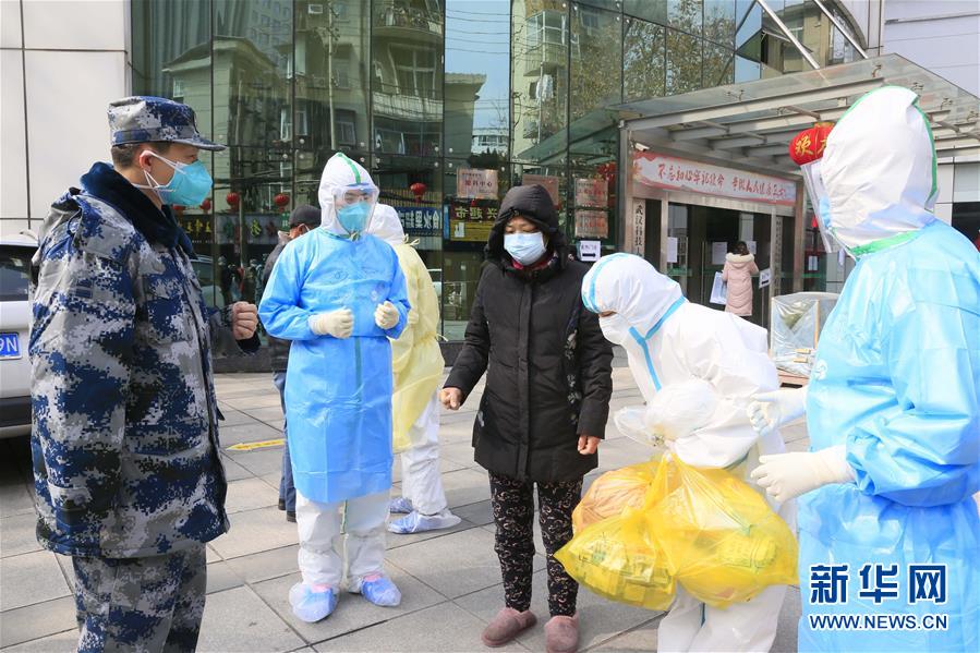 （新華全媒頭條&middot;圖文互動(dòng)）（1）黨旗，高高飄揚(yáng)在防控疫情斗爭第一線&mdash;&mdash;各級黨組織和廣大黨員干部投身疫情防控阻擊戰(zhàn)紀(jì)實(shí)