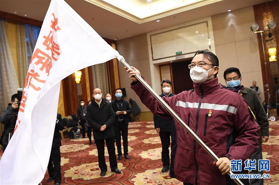 （新華全媒頭條&middot;圖文互動(dòng)）（3）黨旗，高高飄揚(yáng)在防控疫情斗爭第一線&mdash;&mdash;各級黨組織和廣大黨員干部投身疫情防控阻擊戰(zhàn)紀(jì)實(shí)