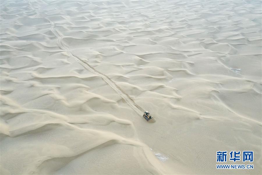 （新春走基層&middot;圖文互動(dòng)）（2）特寫(xiě)：與車(chē)為伴，獨(dú)行沙海