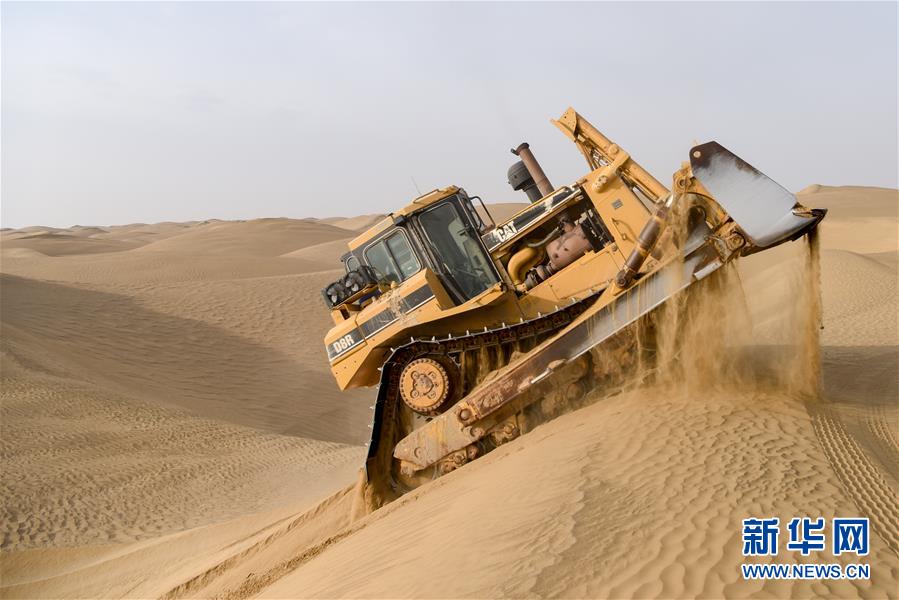 （新春走基層&middot;圖文互動(dòng)）（3）特寫(xiě)：與車(chē)為伴，獨(dú)行沙海