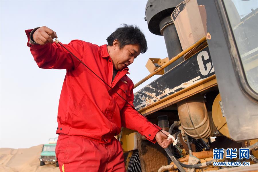 （新春走基層&middot;圖文互動(dòng)）（4）特寫(xiě)：與車(chē)為伴，獨(dú)行沙海