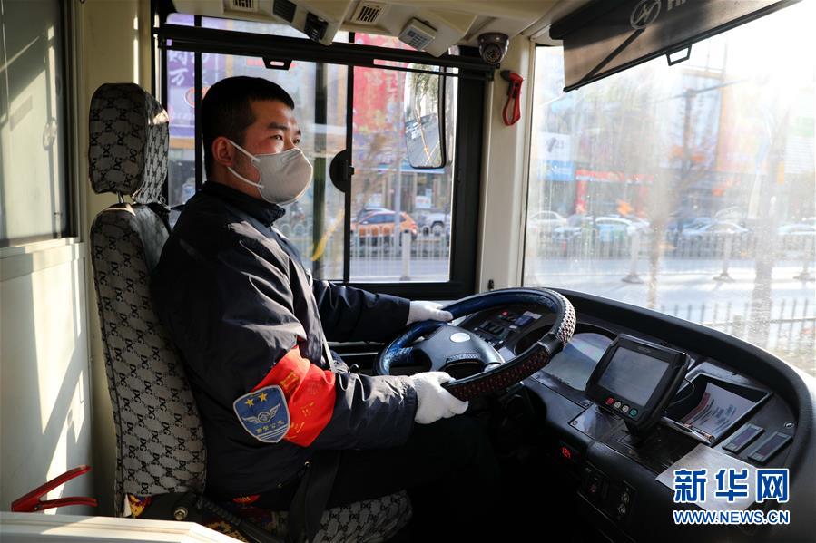 （聚焦疫情防控&middot;圖文互動）（1）疫情下的公交司機：只要有一名乘客，我們也要堅守！
