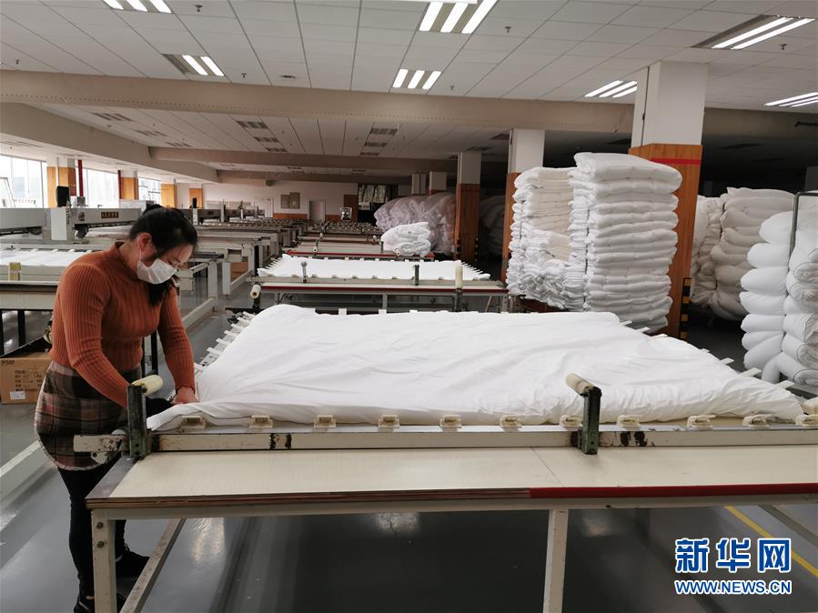 （來自經(jīng)濟(jì)前沿的故事&middot;企業(yè)復(fù)工復(fù)產(chǎn)&middot;圖文互動(dòng)）（1）&ldquo;開門紅包&rdquo;變&ldquo;消毒迎門&rdquo;&mdash;&mdash;長沙高新區(qū)一家企業(yè)復(fù)工的&ldquo;拼勁&rdquo;