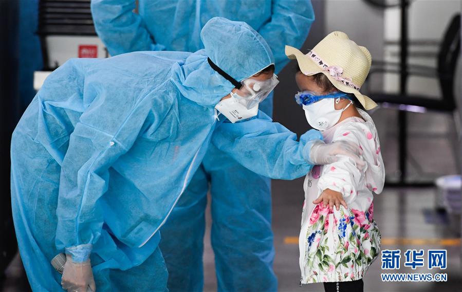 （社會）（2）海南三亞：湖北百余名滯留旅客包機(jī)返程