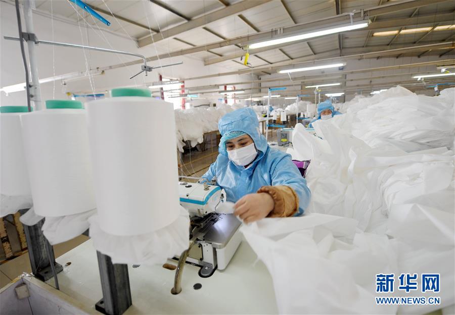 （聚焦疫情防控&middot;圖文互動）（6）我們能多產(chǎn)一件，前方就少一份風(fēng)險&mdash;&mdash;醫(yī)用防護(hù)服&ldquo;河北制造&rdquo;緊急&ldquo;起飛&rdquo;記