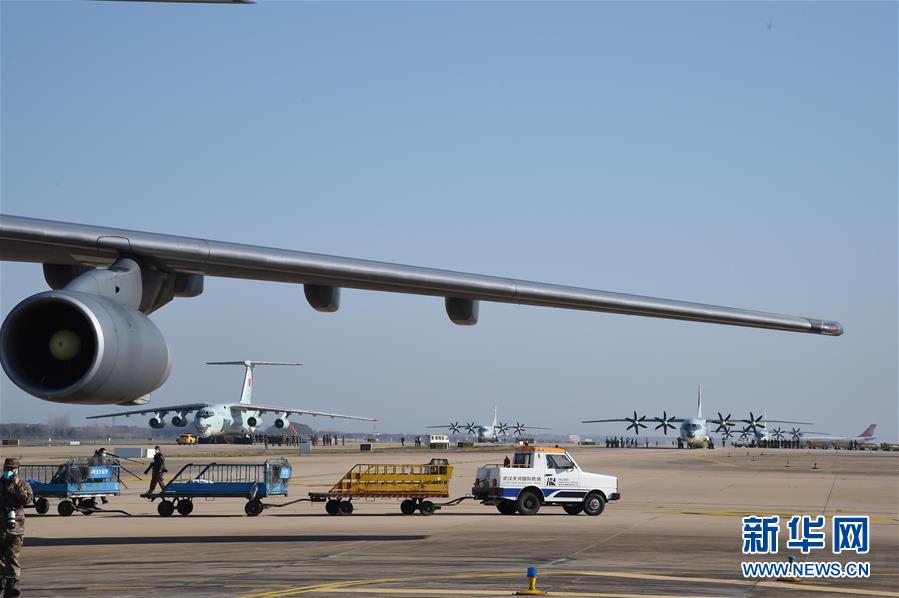 （聚焦疫情防控&middot;圖文互動(dòng)）（4）空軍第四次向武漢大規(guī)?？者\(yùn)醫(yī)療隊(duì)員和物資