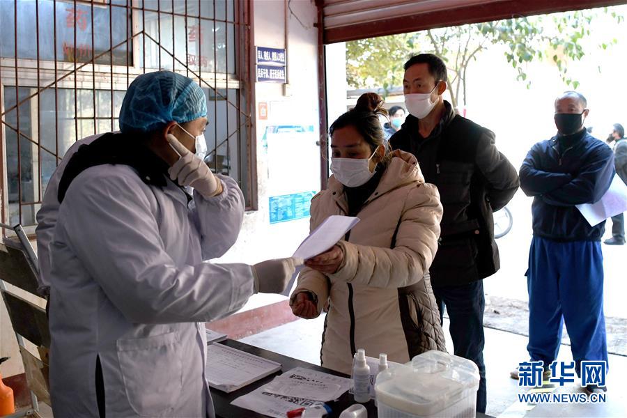 （抓好經(jīng)濟發(fā)展 應(yīng)對復(fù)雜局面&middot;圖文互動）（3）2500萬農(nóng)民工如何安全返崗？&mdash;&mdash;農(nóng)民工大省四川復(fù)工觀察