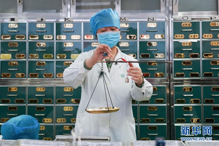 （聚焦疫情防控&middot;圖文互動）（6）參與救治新冠肺炎確診病例超八成&mdash;&mdash;中醫(yī)藥在抗擊疫情中貢獻(xiàn)力量