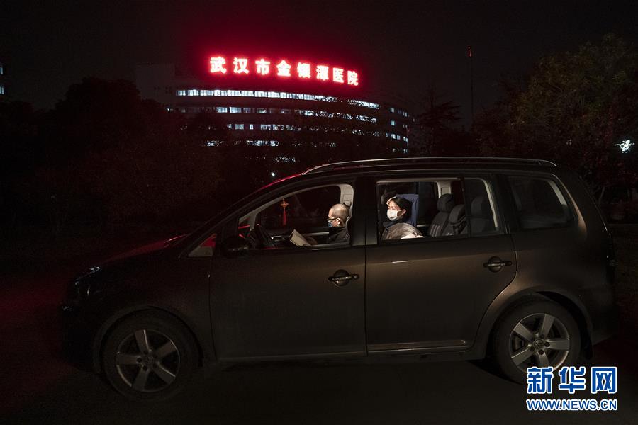 （一線抗疫群英譜&middot;圖文互動(dòng)）（1）特寫：為節(jié)省10分鐘，這對(duì)醫(yī)護(hù)夫妻&ldquo;以車為家&rdquo;