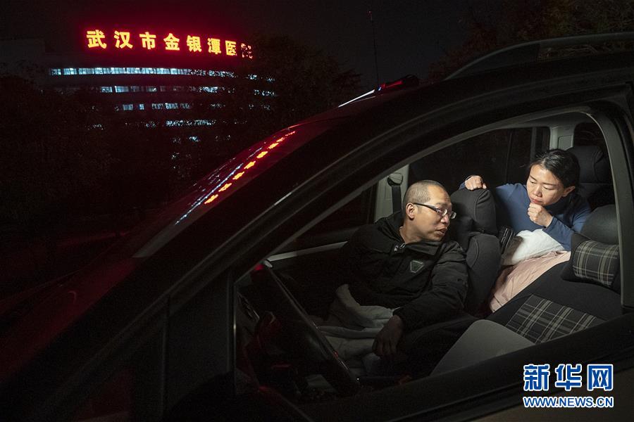 （一線抗疫群英譜&middot;圖文互動(dòng)）（3）特寫：為節(jié)省10分鐘，這對(duì)醫(yī)護(hù)夫妻&ldquo;以車為家&rdquo;