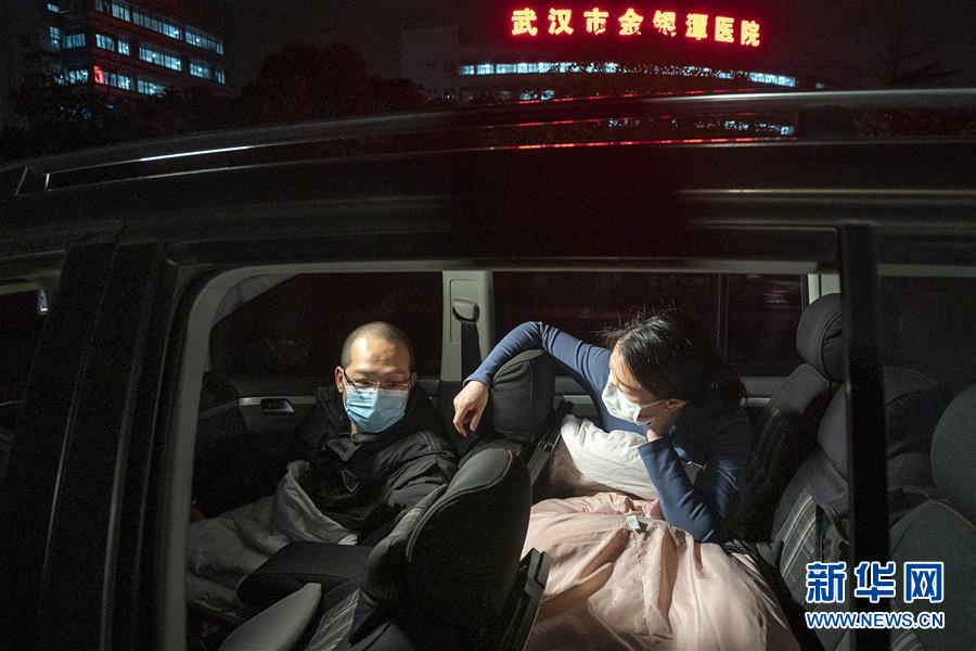 （一線抗疫群英譜&middot;圖文互動(dòng)）（4）特寫：為節(jié)省10分鐘，這對(duì)醫(yī)護(hù)夫妻&ldquo;以車為家&rdquo;