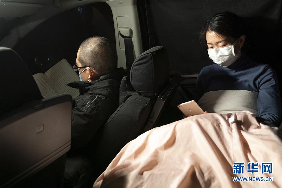 （一線抗疫群英譜&middot;圖文互動(dòng)）（5）特寫：為節(jié)省10分鐘，這對(duì)醫(yī)護(hù)夫妻&ldquo;以車為家&rdquo;