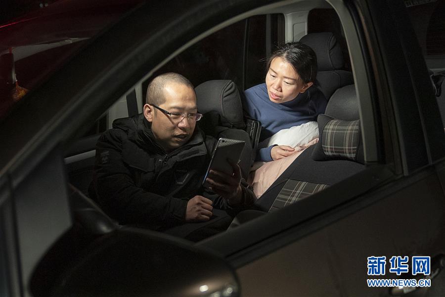 （一線抗疫群英譜&middot;圖文互動(dòng)）（7）特寫：為節(jié)省10分鐘，這對(duì)醫(yī)護(hù)夫妻&ldquo;以車為家&rdquo;