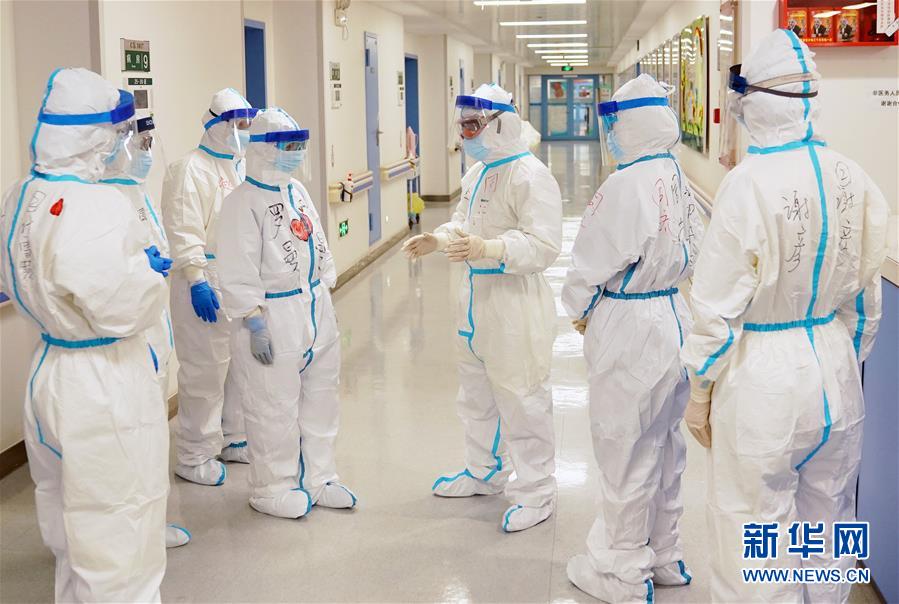 （新華全媒頭條&middot;圖文互動(dòng)）（1）磨難壓不垮 奮起正當(dāng)時(shí)&mdash;&mdash;習(xí)近平總書(shū)記在統(tǒng)籌推進(jìn)新冠肺炎疫情防控和經(jīng)濟(jì)社會(huì)發(fā)展工作部署會(huì)議上的重要講話振奮人心凝聚力量