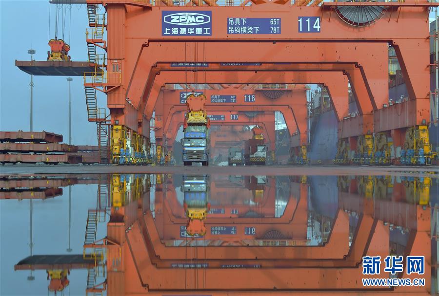 （新華全媒頭條&middot;圖文互動(dòng)）（14）磨難壓不垮 奮起正當(dāng)時(shí)&mdash;&mdash;習(xí)近平總書(shū)記在統(tǒng)籌推進(jìn)新冠肺炎疫情防控和經(jīng)濟(jì)社會(huì)發(fā)展工作部署會(huì)議上的重要講話振奮人心凝聚力量