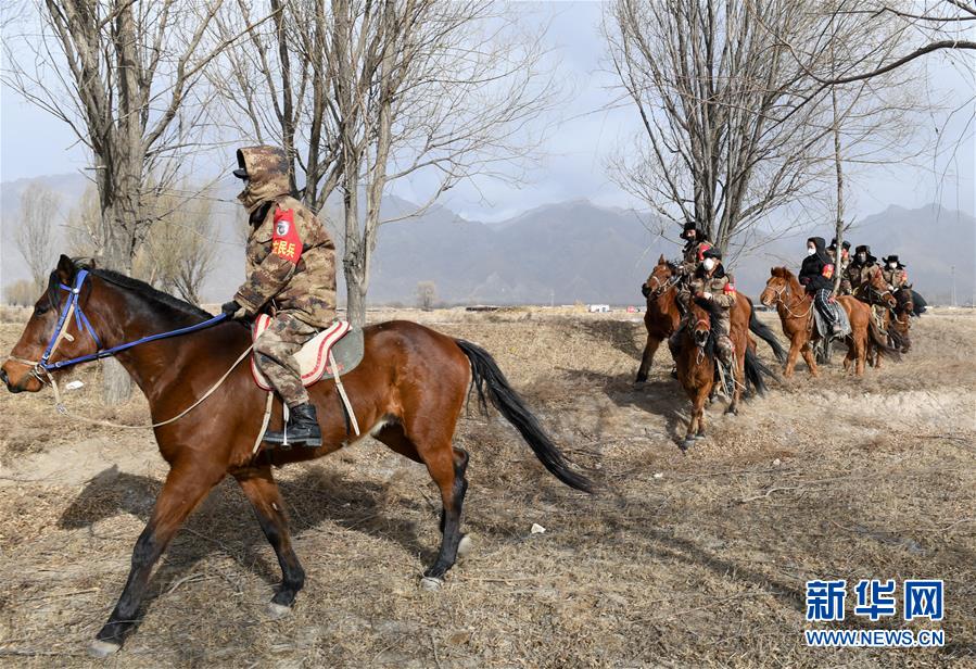 (聚焦疫情防控·圖文互動)(2)行進在鄉(xiāng)間的馬背巡邏隊