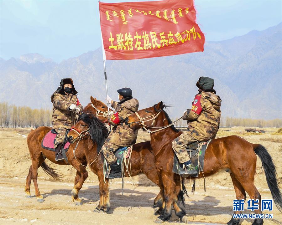 (聚焦疫情防控·圖文互動)(3)行進在鄉(xiāng)間的馬背巡邏隊