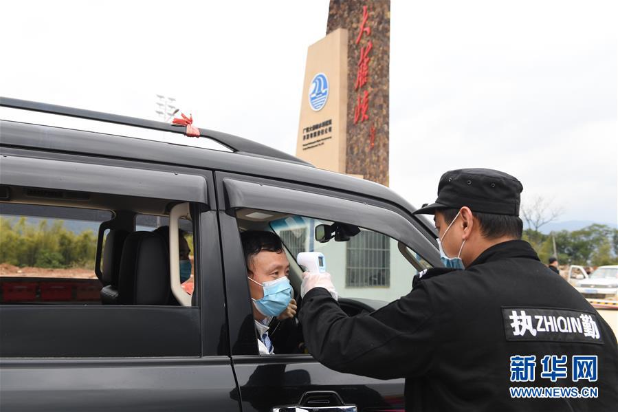 （抓好經(jīng)濟(jì)發(fā)展 應(yīng)對(duì)復(fù)雜局面&middot;圖文互動(dòng)）（3）把疫情造成的損失降到最小&mdash;&mdash;廣西生產(chǎn)一線見(jiàn)聞