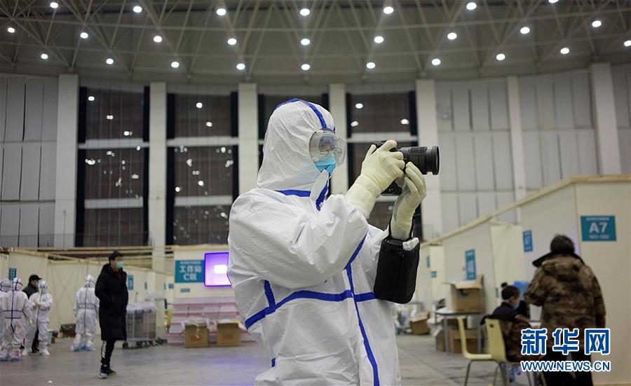 （一線(xiàn)抗疫群英譜&middot;特稿&middot;圖文互動(dòng)）（4）不畏艱險(xiǎn)，深入一線(xiàn)&mdash;&mdash;&ldquo;武漢保衛(wèi)戰(zhàn)&rdquo;一線(xiàn)新聞工作者素描