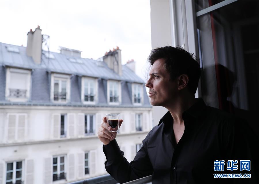 （國際&middot;圖文互動）（5）通訊：手牽手，我們共同驅(qū)散陰霾&mdash;&mdash;法國音樂人創(chuàng)作抗疫歌曲背后的故事