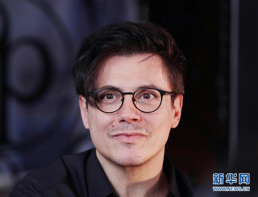 （國際&middot;圖文互動）（6）通訊：手牽手，我們共同驅(qū)散陰霾&mdash;&mdash;法國音樂人創(chuàng)作抗疫歌曲背后的故事