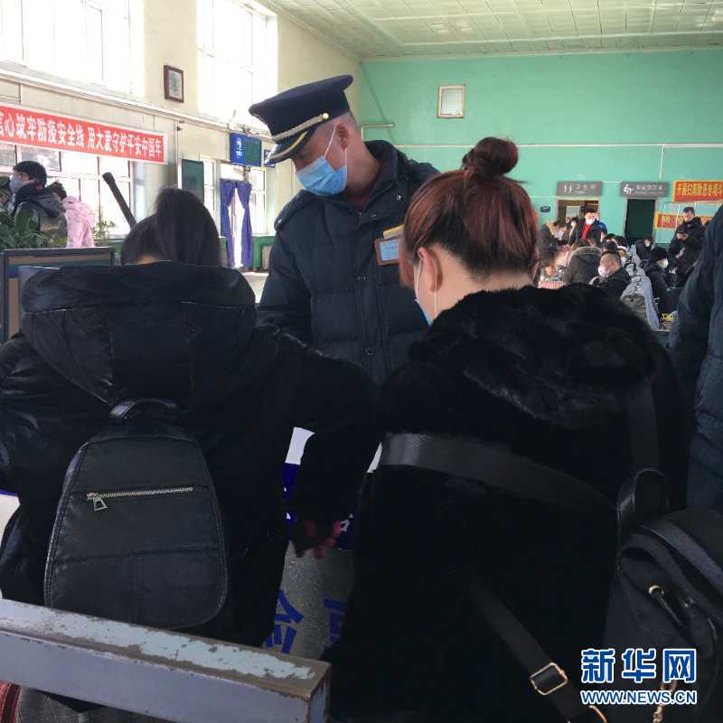 （新華網(wǎng)&middot;圖文互動(dòng)）（2）疫情下，小站鐵路安檢員收獲10多萬(wàn)粉絲