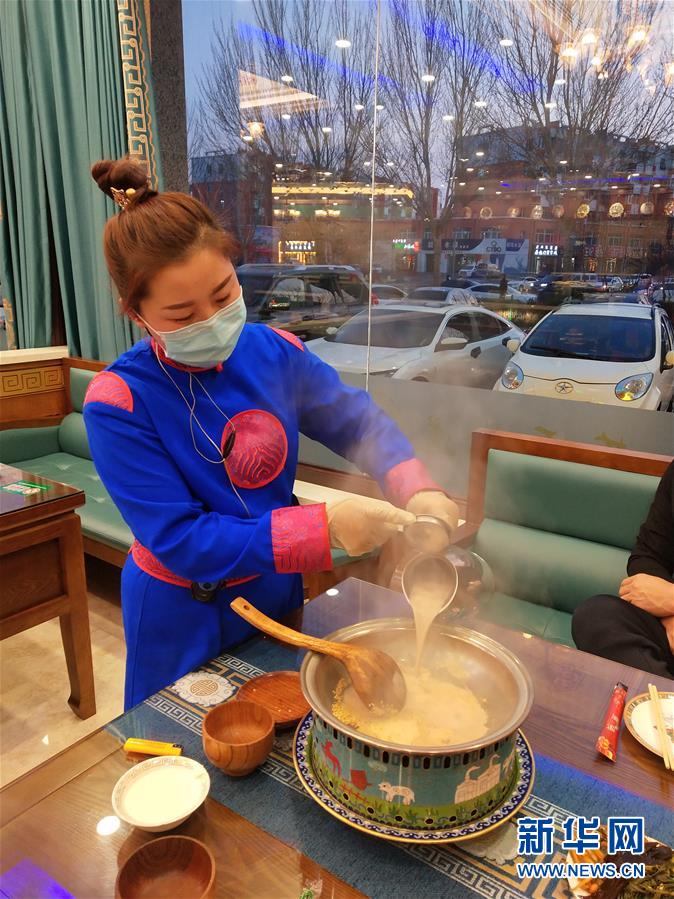 （圖文互動(dòng)）（2）特寫：限人數(shù)、分餐吃、用公筷&mdash;&mdash;偏遠(yuǎn)小城&ldquo;吃飯&rdquo;見(jiàn)聞